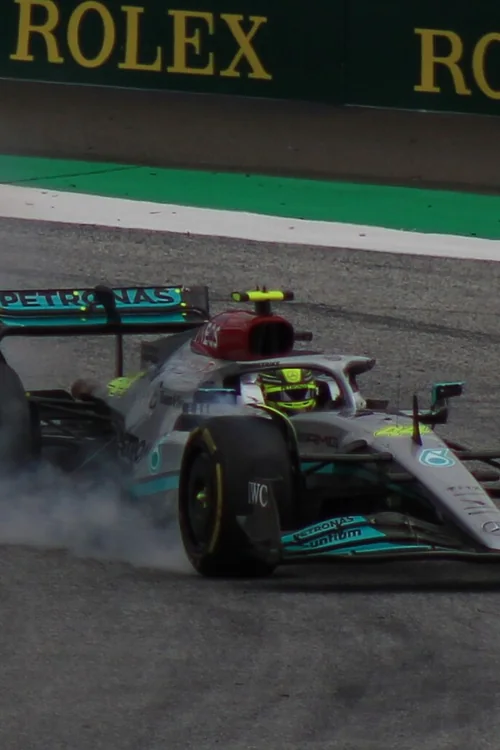 Lewis Hamilton pilotando a Mercedes em pista de Fórmula 1