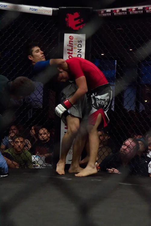 Luta de MMA dentro do octógono